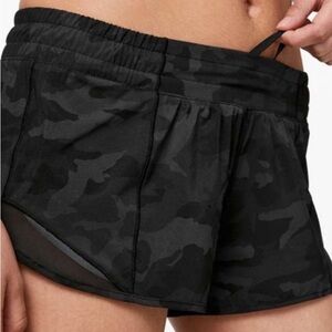 Lululemon Hotty Hot Short II *2.5" Incognito Camo Multi Grey / Black EUC